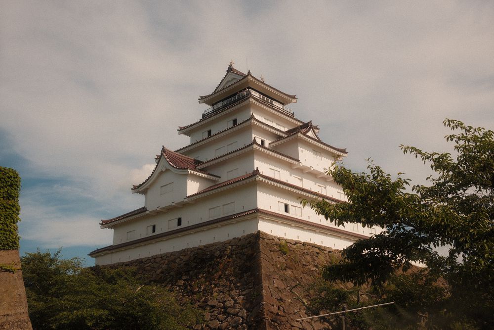 石垣の上に建つ白い天守閣